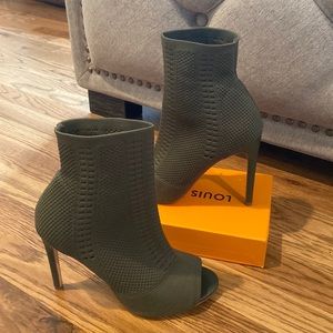 Olive sock booties. Size 7. Steve Madden.